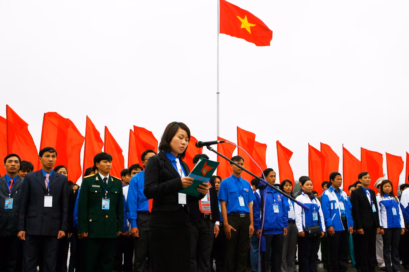 Đồng chí Nguyễn Thị Thanh Dung, bí thư Đoàn phường Lương Khánh Thiện (Phủ Lý, Hà Nam) thay mặt các bí thư Đoàn cơ sở hứa với Bác.