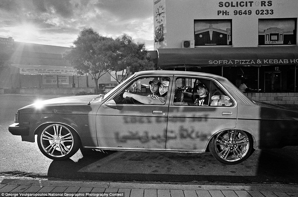 Nhóm thanh niên lái xe trên phố ở ngoại ô Sydney (Australia) - Giải khuyến khích chủ đề Con người