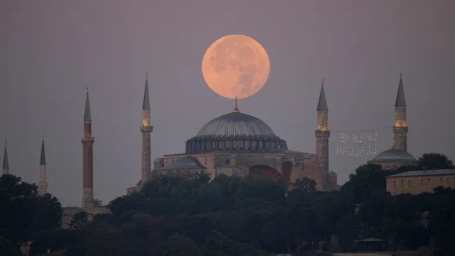 'Siêu trăng Sturgeon' tròn trên Nhà thờ Hồi giáo Hagia Sophia ở Istanbul, Thổ Nhĩ Kỳ vào ngày 2/8/2023 (Ảnh:Yasin Akgul)