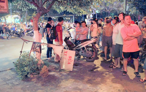 Bảng hiệu của cửa hàng xe máy gần hiện trường bị cháy sém. Bảng hiệu của cửa hàng xe máy gần hiện trường bị cháy sém