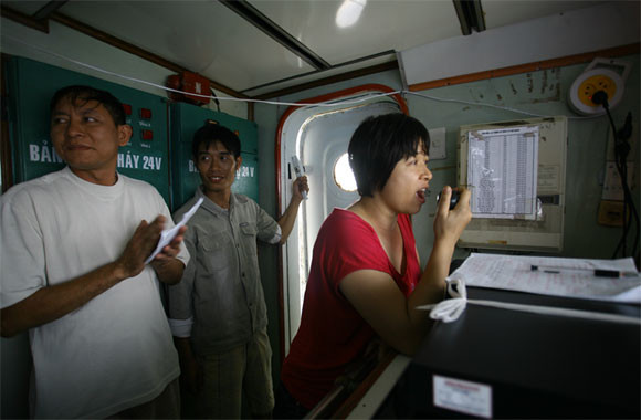 Không lên được nhà giàn, một nữ phóng viên hát chúc tết các chiến sỹ qua bộ đàm