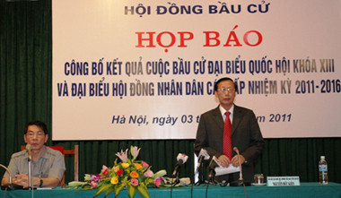 Phó Chủ tịch Quốc hội, Trưởng Tiểu ban tuyên truyền Nguyễn Đức Kiên và Trưởng ban Công tác đại biểu, Tổng Thư ký Hội đồng Bầu cử Phạm Minh Tuyên chủ trì họp báo