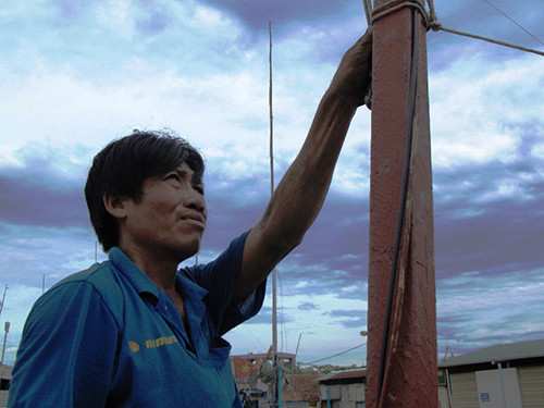 Ngư dân tỉnh Phú Yên tháo thiết bị vệ tinh Movimar khỏi tàu cá Ảnh: HỒNG ÁNH