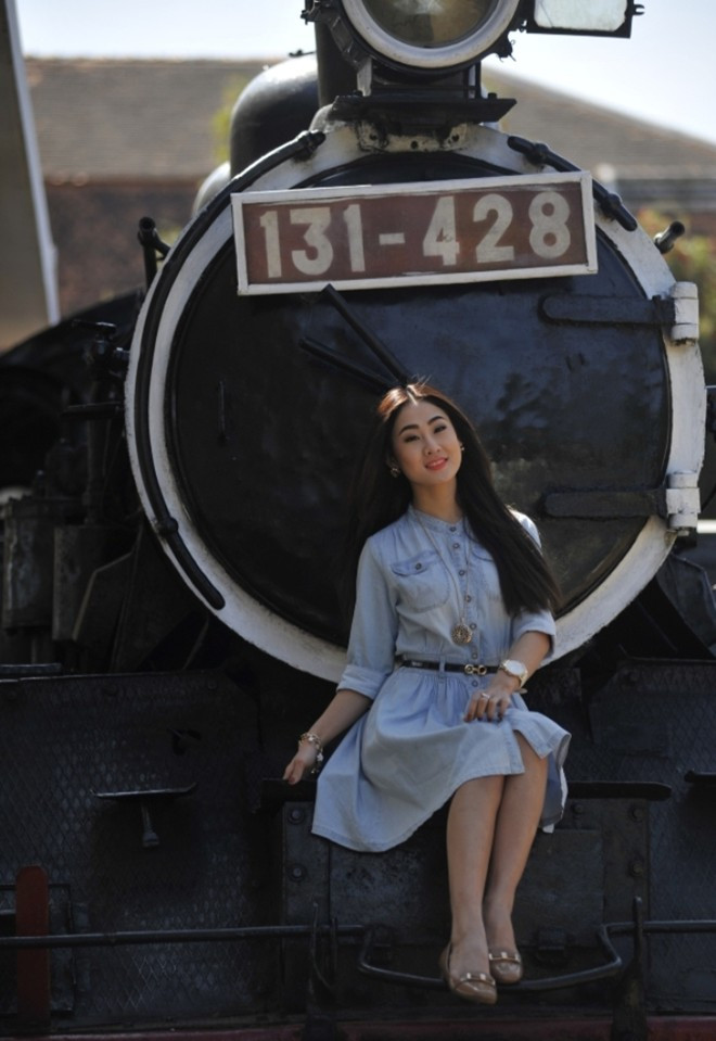 Cô gái dạo chơi một mình tại ga Đà Lạt 