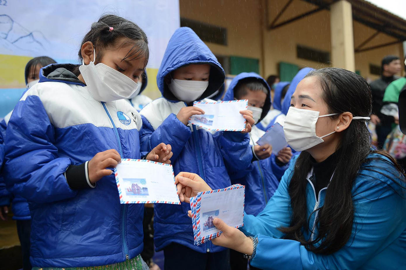 Chị Dương Minh Nguyệt - Bí thư Tỉnh Đoàn Tuyên Quang trao học bổng tới những em học sinh nghèo gặp khó khăn trong cuộc sống.