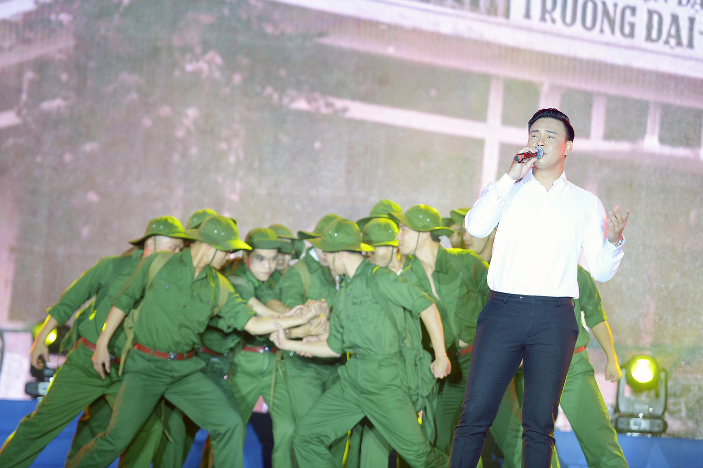 Hình ảnh học sinh, sinh viên xếp bút nghiên lên đường bảo vệ Tổ quốc.