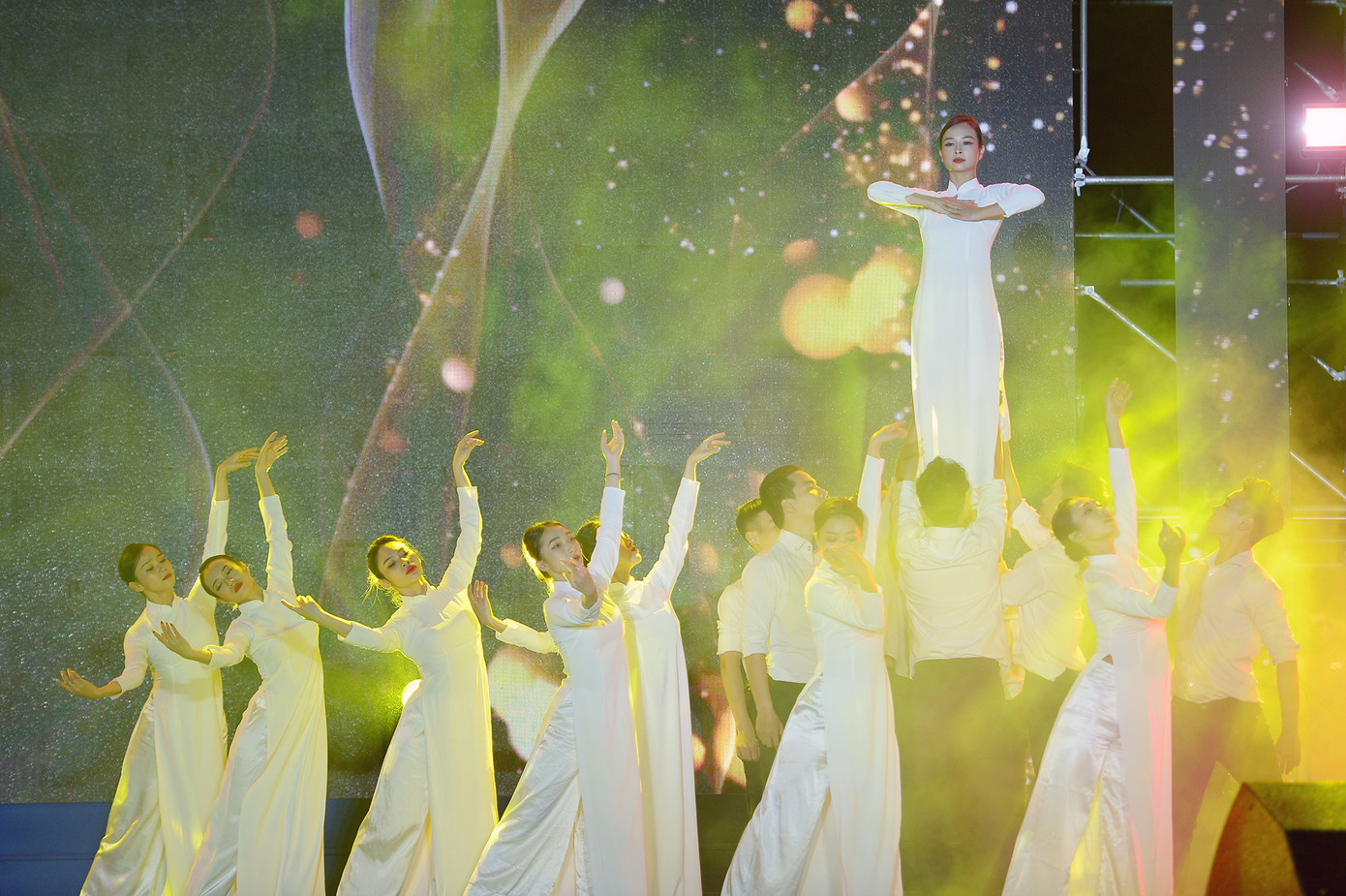 Cùng nhiều giáo viên biểu tình đòi bảo đảm an ninh cho học sinh, sinh viên học tập và trả tự do cho những học sinh, sinh viên bị bắt, trong đó có Ban lãnh đạo Học sinh Cứu quốc Sài Gòn.