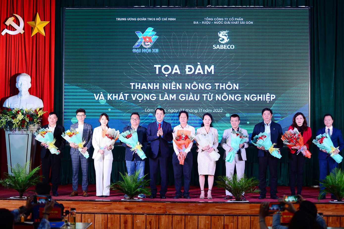 Ban Tổ chức tặng hoa cho các diễn giả tham gia tại chương trình. Ban Tổ chức tặng hoa cho các diễn giả tham gia tại chương trình.