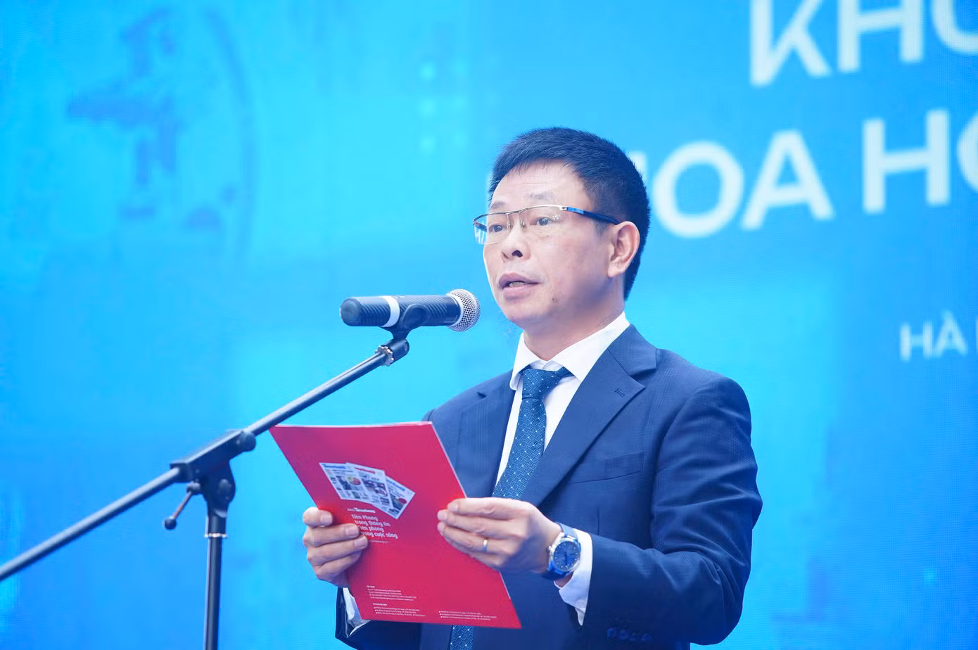 Nhà báo Phùng Công Sưởng – Tổng Biên tập báo Tiền Phong phát biểu khai mạc chương trình.