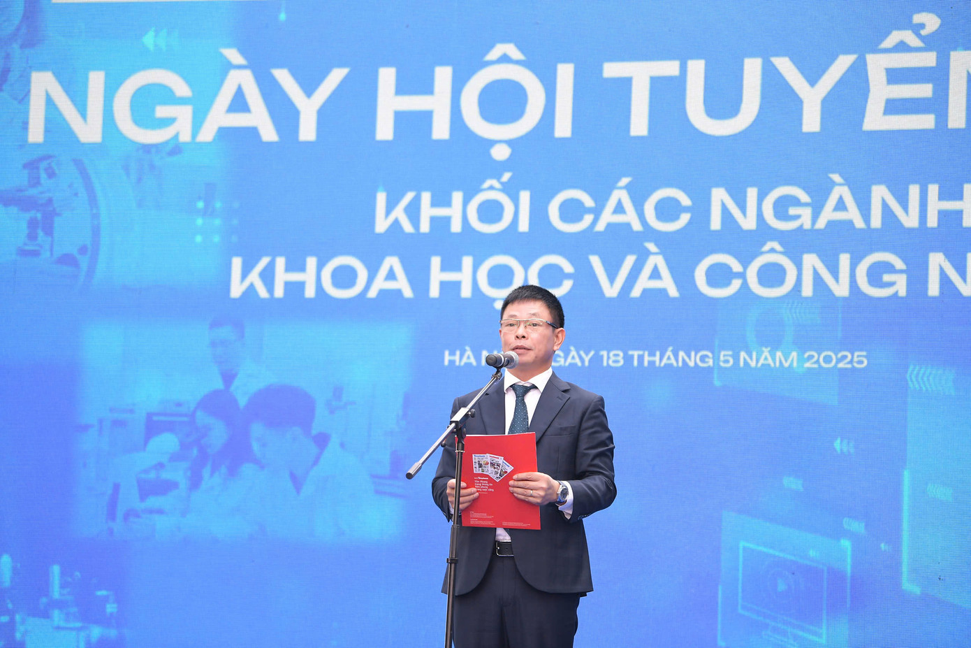 Nhà báo Phùng Công Sưởng - Tổng Biên tập báo Tiền Phong, Trưởng Ban Tổ chức phát biểu khai mạc chương trình. Nhà báo Phùng Công Sưởng - Tổng Biên tập báo Tiền Phong, Trưởng Ban Tổ chức phát biểu khai mạc chương trình.