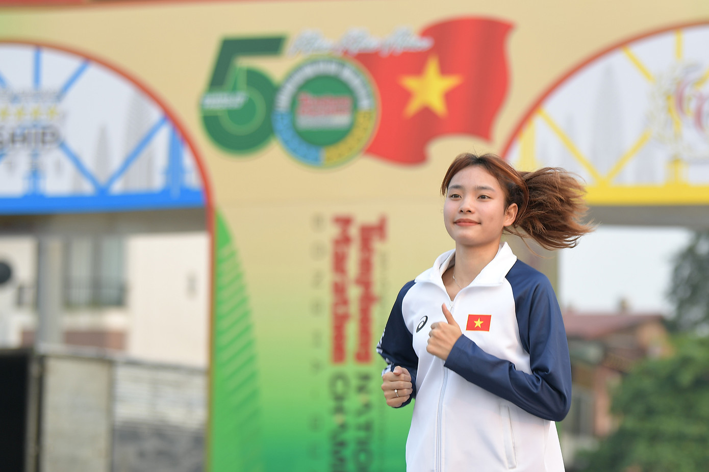 Chị Linh Tây (đội marathon Thái Bình), chia sẻ: "Quảng Trị có thời tiết khá nắng nhưng mát mẻ vào sáng sớm, rất thích hợp cho chạy bộ. Chúng tôi đã tập luyện trên một số cung đường chính của giải để làm quen với địa hình. Các vận động viên đều có tinh thần rất tốt và sẵn sàng cho ngày thi đấu".