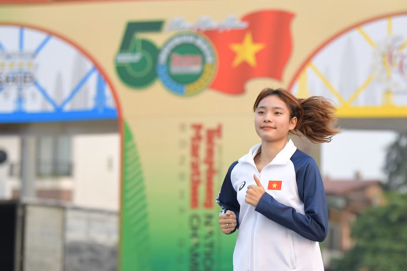 Chị Linh Tây (đội marathon Thái Bình), chia sẻ: "Quảng Trị có thời tiết khá nắng nhưng mát mẻ vào sáng sớm, rất thích hợp cho chạy bộ. Chúng tôi đã tập luyện trên một số cung đường chính của giải để làm quen với địa hình. Các vận động viên đều có tinh thần rất tốt và sẵn sàng cho ngày thi đấu".