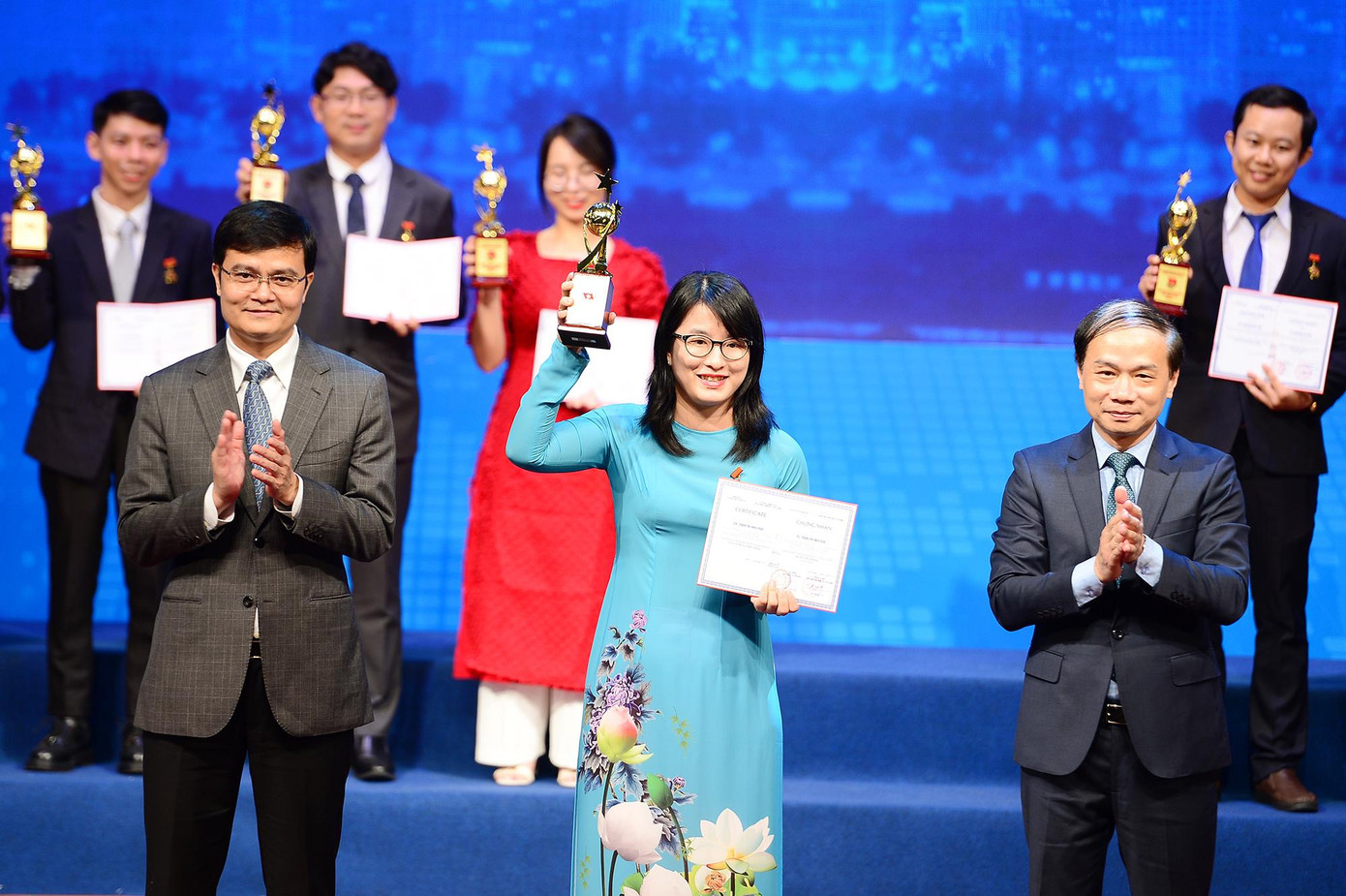 Ông Phạm Tất Thắng và anh Bùi Quang Huy trao Giải thưởng cho các nhà khoa học trẻ được nhận Giải thưởng 'Quả Cầu Vàng 2022'. Ông Phạm Tất Thắng và anh Bùi Quang Huy trao Giải thưởng cho các nhà khoa học trẻ được nhận Giải thưởng 'Quả Cầu Vàng 2022'.