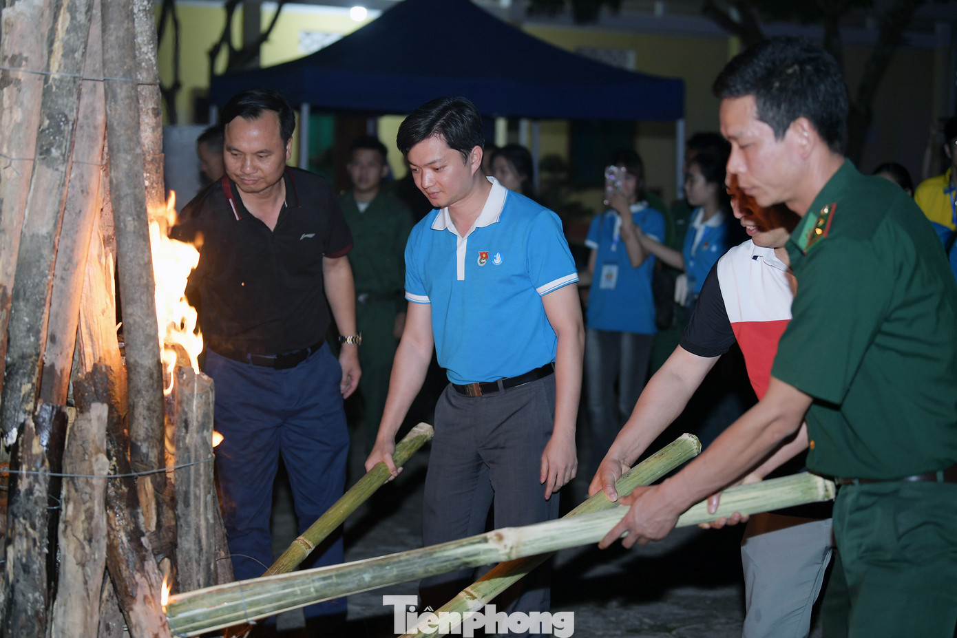 Các đại biểu thắp lửa trại tại chương trình. Các đại biểu thắp lửa trại tại chương trình.