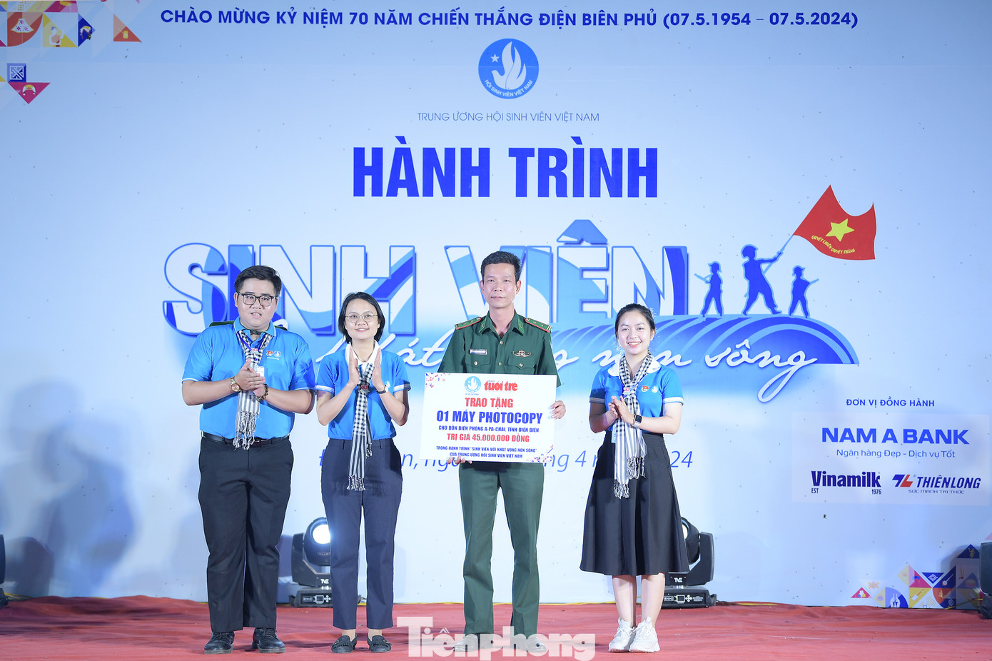 Trong khuôn khổ chương trình, T.Ư Hội SVVN trao tặng 500 bản đồ Tổ quốc trị giá 20 triệu đồng cho huyện Đoàn Mường Nhé, tỉnh Điện Biên; Hội Sinh viên Việt Nam TPHCM trao tặng đồn Biên phòng A Pa Chải 1 máy photocopy trị giá 45 triệu đồng. Trong khuôn khổ chương trình, T.Ư Hội SVVN trao tặng 500 bản đồ Tổ quốc trị giá 20 triệu đồng cho huyện Đoàn Mường Nhé, tỉnh Điện Biên; Hội Sinh viên Việt Nam TPHCM trao tặng đồn Biên phòng A Pa Chải 1 máy photocopy trị giá 45 triệu đồng.