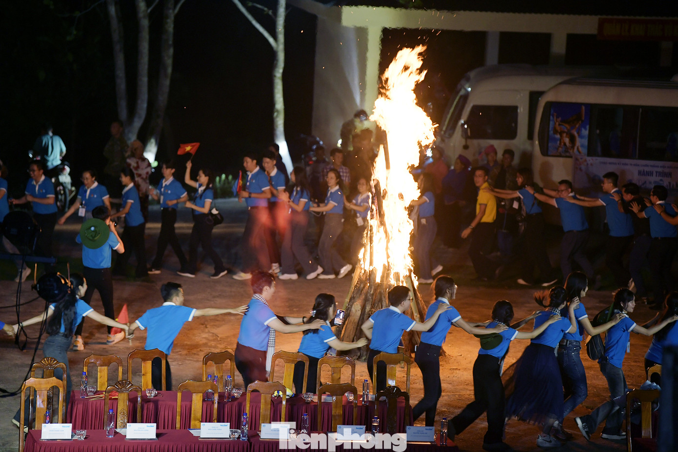 Các đại biểu thắp lửa trại tại chương trình. Các đại biểu thắp lửa trại tại chương trình.
