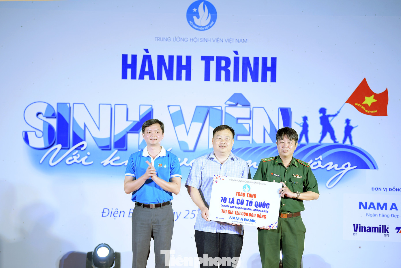 Anh Nguyễn Minh Triết – Bí thư T.Ư Đoàn, Chủ tịch T.Ư Hội SVVN trao 70 lá cờ Tổ quốc cho cột cờ A Pa Chải trị giá hơn 100 triệu đồng. Anh Nguyễn Minh Triết – Bí thư T.Ư Đoàn, Chủ tịch T.Ư Hội SVVN trao 70 lá cờ Tổ quốc cho cột cờ A Pa Chải trị giá hơn 100 triệu đồng.