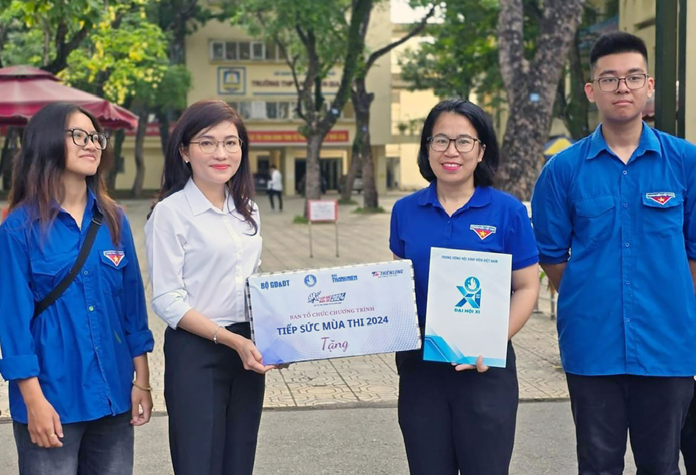 Thường trực T.Ư Hội Sinh viên Việt Nam thăm và động viên các lực lượng tham gia chương trình Tiếp sức mùa thi.