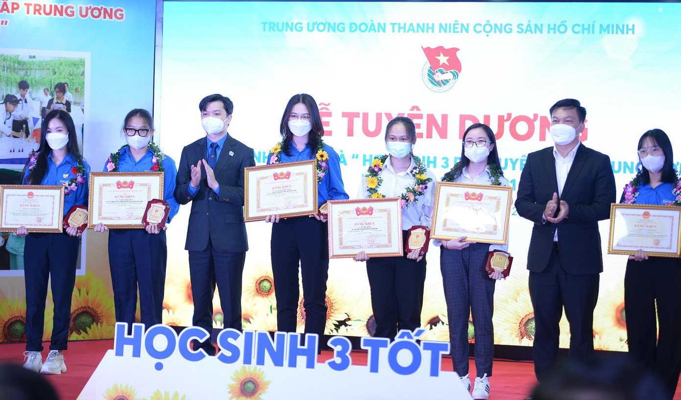 Anh Nguyễn Minh Triết - Bí thư T.Ư Đoàn và ông Doãn Hồng Hà - Phó vụ trưởng Vụ Công tác Học sinh, sinh viên trao bằng khen và phần thưởng cho học sinh 3 tốt cấp T.Ư, năm 2021. Ảnh: DƯƠNG TRIỀU Anh Nguyễn Minh Triết - Bí thư T.Ư Đoàn và ông Doãn Hồng Hà - Phó vụ trưởng Vụ Công tác Học sinh, sinh viên trao bằng khen và phần thưởng cho học sinh 3 tốt cấp T.Ư, năm 2021. Ảnh: DƯƠNG TRIỀU