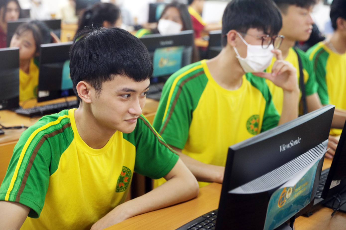 Hàng trăm sinh viên đã tham gia cuộc thi tiếng Anh trên máy tính.