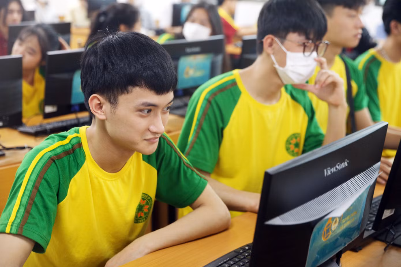 Hàng trăm sinh viên đã tham gia cuộc thi tiếng Anh trên máy tính.