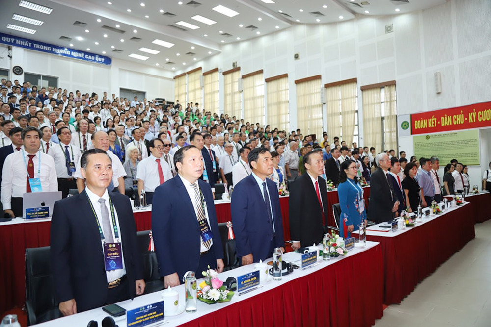 Tham dự Hội nghị, có: TS Nguyễn Xuân Cường – Nguyên Bộ trưởng Bộ Nông nghiệp và Phát triển nông thôn; TS Phùng Đức Tiến – Thứ trưởng Bộ Nông nghiệp và Phát triển nông thôn; GS.TS Đậu Ngọc Hào – Chủ tịch Hội Thú y Việt Nam; TS Nguyễn Xuân Dương – Chủ tịch Hội Chăn nuôi Việt Nam; GS. TS Nguyễn Thị Lan – Giám đốc Học viện Nông nghiệp Việt Nam; đại diện các đại sứ quán, nhà khoa học đến đến từ các quốc gia trên thế giới; lãnh đạo, giảng viên, nhà khoa học đến từ các trường đại học đào tạo khối ngành nông, lâm, thuỷ sản, thú y; cán bộ chủ chốt và sinh viên tiêu biểu của Học viện Nông nghiệp Việt Nam.