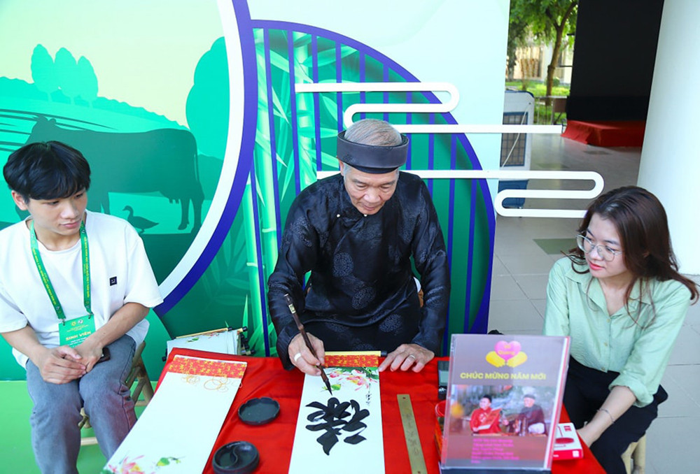 Trong chương trình Hội nghị, bên cạnh phiên khai mạc họp toàn thể và báo cáo tổng quan, các đại biểu sẽ thảo luận tại các Hội nghị chuyên đề chuyên sâu với chủ đề chính được trao đổi tại Học viện Nông nghiệp Việt Nam gồm: Khoa học công nghệ về lợn; khoa học công nghệ về gia cầm; Khoa học công nghệ về gia súc nhai lại; Khoa học công nghệ về thú cưng; Khoa học công nghệ về môi trường và chất thải; Khoa học công nghệ về chế biến bảo quản sản phẩm chăn nuôi; Phúc lợi động vật và đạo đức trong nghiên cứu vật nuôi; Bệnh truyền lây giữa người và động vật.