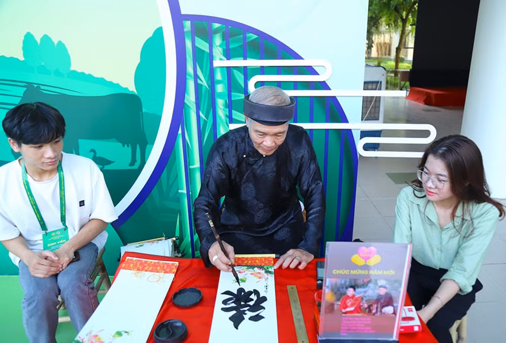 Trong chương trình Hội nghị, bên cạnh phiên khai mạc họp toàn thể và báo cáo tổng quan, các đại biểu sẽ thảo luận tại các Hội nghị chuyên đề chuyên sâu với chủ đề chính được trao đổi tại Học viện Nông nghiệp Việt Nam gồm: Khoa học công nghệ về lợn; khoa học công nghệ về gia cầm; Khoa học công nghệ về gia súc nhai lại; Khoa học công nghệ về thú cưng; Khoa học công nghệ về môi trường và chất thải; Khoa học công nghệ về chế biến bảo quản sản phẩm chăn nuôi; Phúc lợi động vật và đạo đức trong nghiên cứu vật nuôi; Bệnh truyền lây giữa người và động vật.
