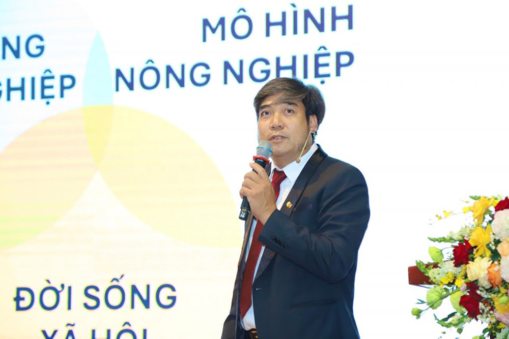 Tham dự phiên khai mạc Hội nghị, quý vị đại biểu, nhà khoa học, nhà quản lý, giảng viên và sinh viên đã được nghe 4 tham luận từ các diễn giả có nhiều kinh nghiệm trong lĩnh vực Chăn nuôi Thú y bao gồm: Chăn nuôi với nông nghiệp tuần hoàn thời kỳ kỷ nguyên số; Chuyển đổi số trong chăn nuôi- xu hướng tất yếu; Tái sử dụng phụ phẩm nông nghiệp và chất thải sinh học làm thức ăn chăn nuôi và tạo năng lượng sinh học; Quản lý thú y hướng tới sức khỏe và vệ sinh an toàn thực phẩm.