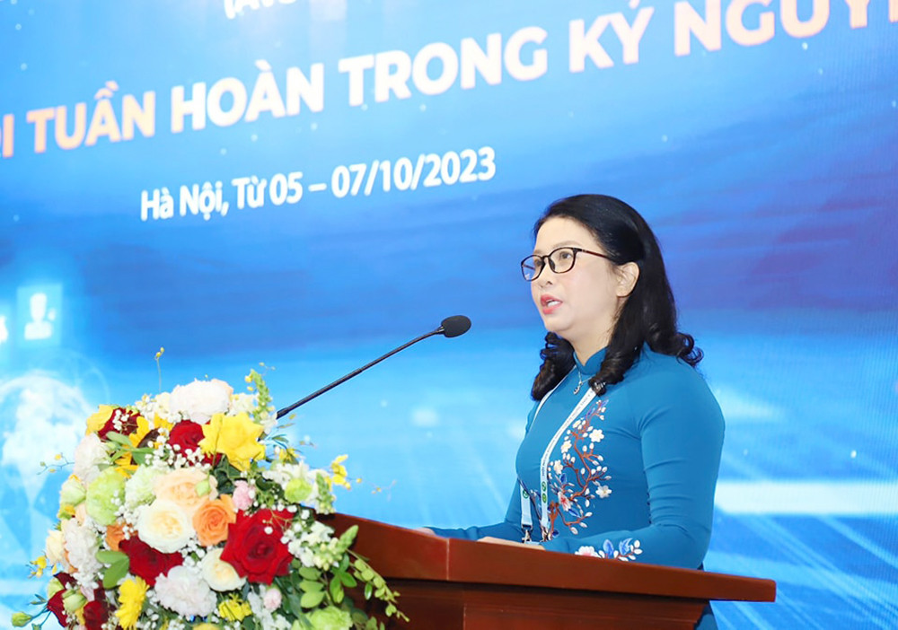 Phát biểu khai mạc Hội thảo, GS.TS Nguyễn Thị Lan – Giám đốc Học viện Nông nghiệp Việt Nam chia sẻ: “Ngành chăn nuôi đã và đang góp phần quan trọng vào an ninh dinh dưỡng quốc gia, tạo sinh kế cho gần 10 triệu hộ gia đình trên cả nước, đóng góp hơn 25% vào GDP nông nghiệp. Ngành thú y đã khẳng định được vai trò to lớn trong bảo vệ sức khỏe động vật, đảm bảo an toàn sinh học trong chăn nuôi thông qua các chương trình một sức khoẻ, phòng chống dịch bệnh, chẩn đoán, điều trị, kiểm tra an toàn thực phẩm…”. GS.TS Nguyễn Thị Lan khẳng định: “Phát triển theo mô hình kinh tế tuần hoàn là hướng đi chủ đạo để ngành chăn nuôi phát triển bền vững trong bối cảnh biến đổi khí hậu, tài nguyên dần hạn hẹp và nguy cơ ô nhiễm môi trường chăn nuôi vẫn hiện hữu”.