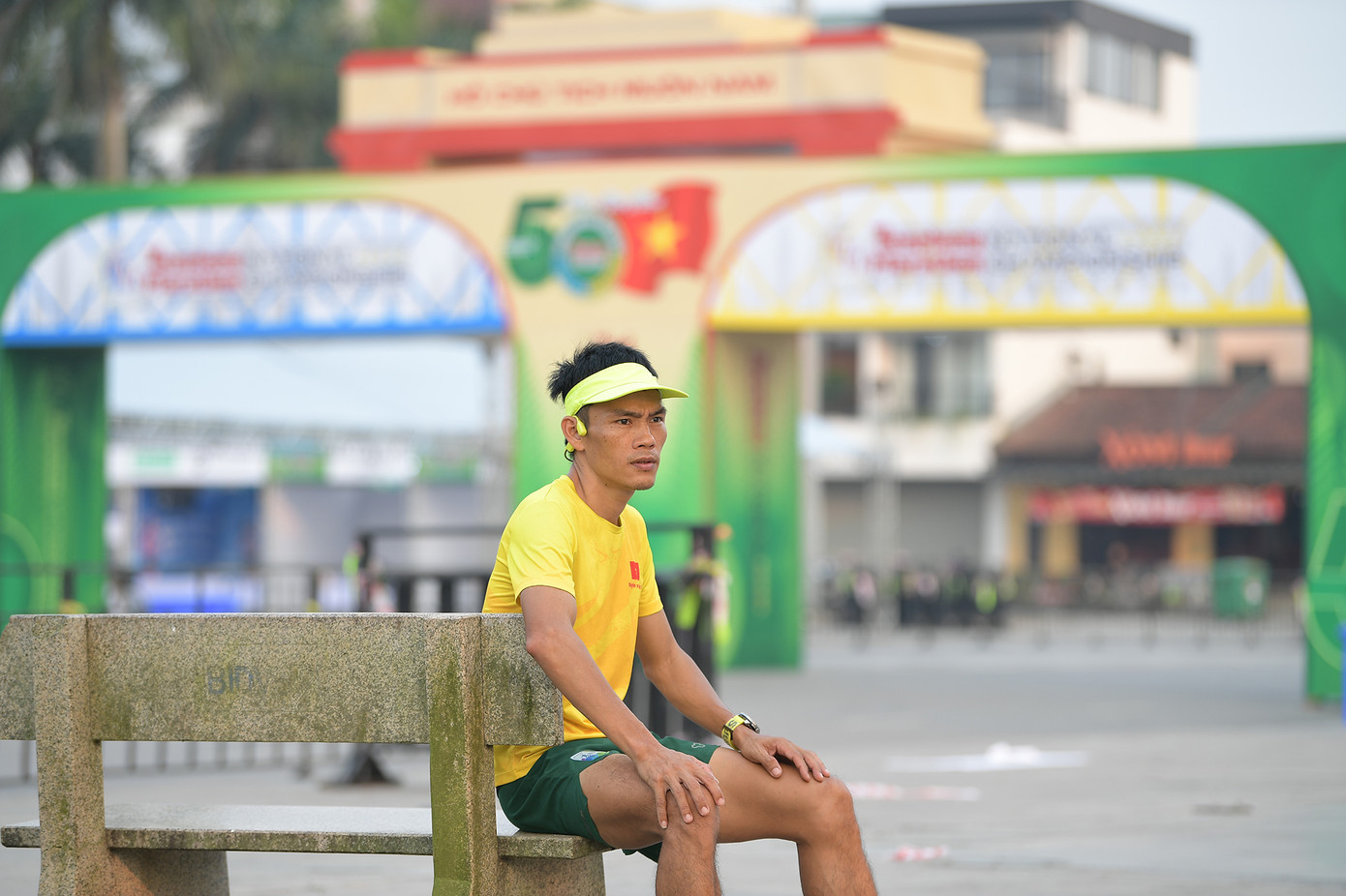 Anh Nguyễn Hoàng Minh (35 tuổi, Kon Tum), một runner tham gia cự ly 42km, chia sẻ: "Đây là lần thứ ba tôi tham gia Tiền Phong Marathon và cũng là lần đầu đặt chân đến Quảng Trị. Không khí ở đây rất tuyệt vời, ai cũng hào hứng, và tôi thực sự phấn khích khi được chạy trên cung đường lịch sử này".