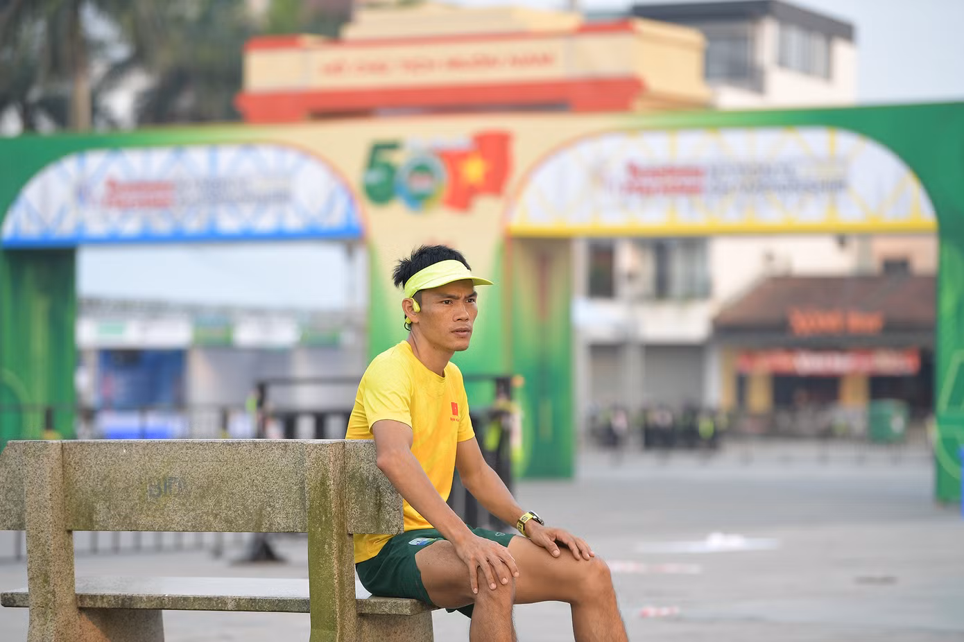 Anh Nguyễn Hoàng Minh (35 tuổi, Kon Tum), một runner tham gia cự ly 42km, chia sẻ: "Đây là lần thứ ba tôi tham gia Tiền Phong Marathon và cũng là lần đầu đặt chân đến Quảng Trị. Không khí ở đây rất tuyệt vời, ai cũng hào hứng, và tôi thực sự phấn khích khi được chạy trên cung đường lịch sử này".