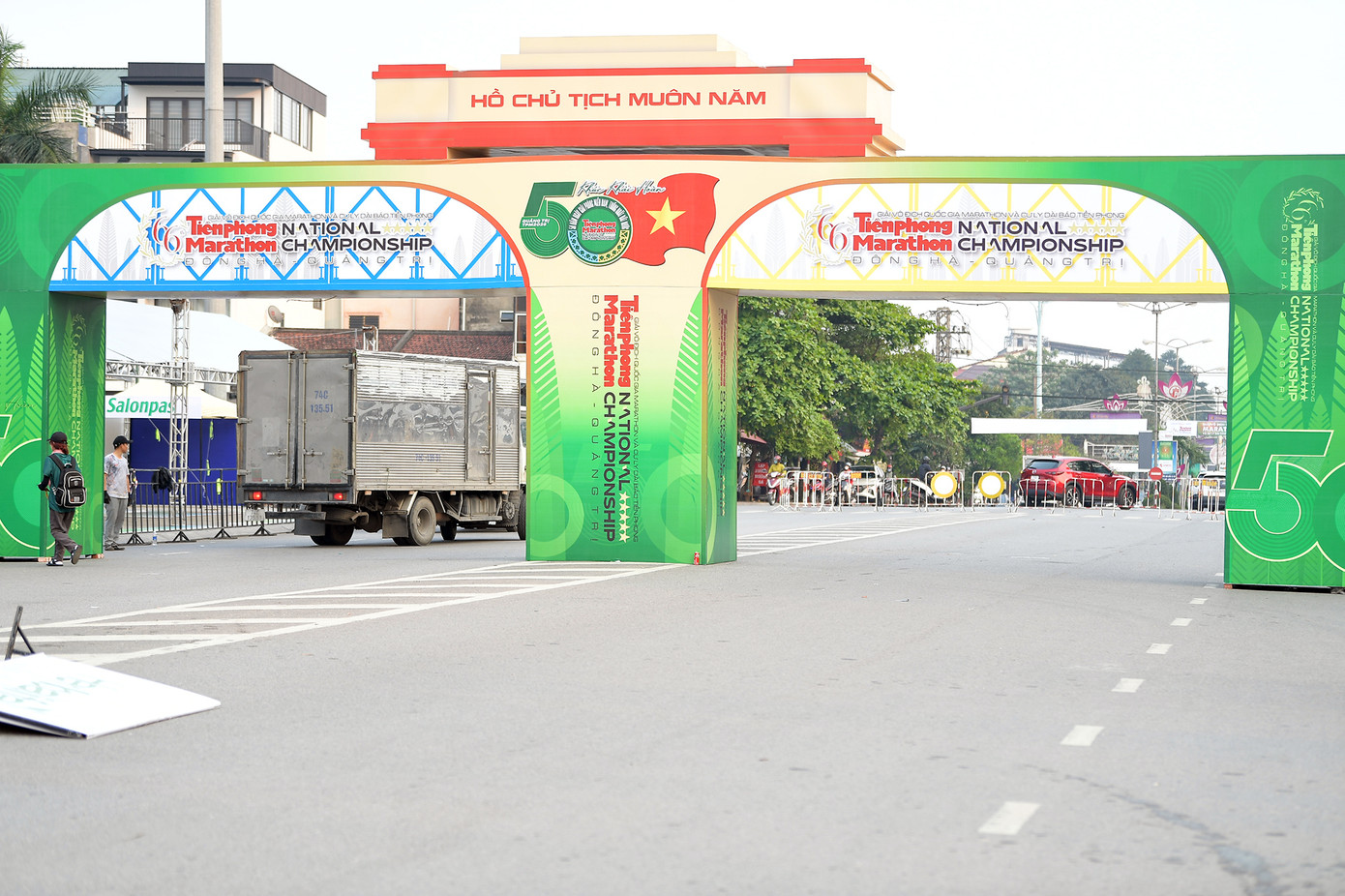 Nằm tại số 1A đường Hùng Vương – tuyến đường huyết mạch nối trung tâm thành phố Đông Hà (tỉnh Quảng Trị) với các khu thương mại và công nghiệp – cổng xuất phát của giải đấu năm nay mang đậm màu sắc thể thao, hoành tráng và chuyên nghiệp. Trước ngày tranh tài, hàng trăm vận động viên từ khắp cả nước đã có mặt, cùng người dân địa phương và các bạn trẻ hào hứng chụp ảnh, chia sẻ lên mạng xã hội.