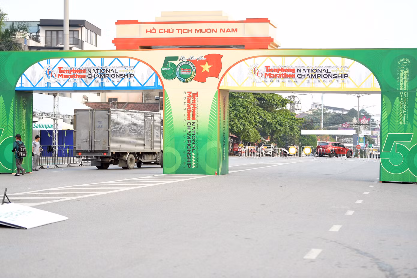 Nằm tại số 1A đường Hùng Vương – tuyến đường huyết mạch nối trung tâm thành phố Đông Hà (tỉnh Quảng Trị) với các khu thương mại và công nghiệp – cổng xuất phát của giải đấu năm nay mang đậm màu sắc thể thao, hoành tráng và chuyên nghiệp. Trước ngày tranh tài, hàng trăm vận động viên từ khắp cả nước đã có mặt, cùng người dân địa phương và các bạn trẻ hào hứng chụp ảnh, chia sẻ lên mạng xã hội.