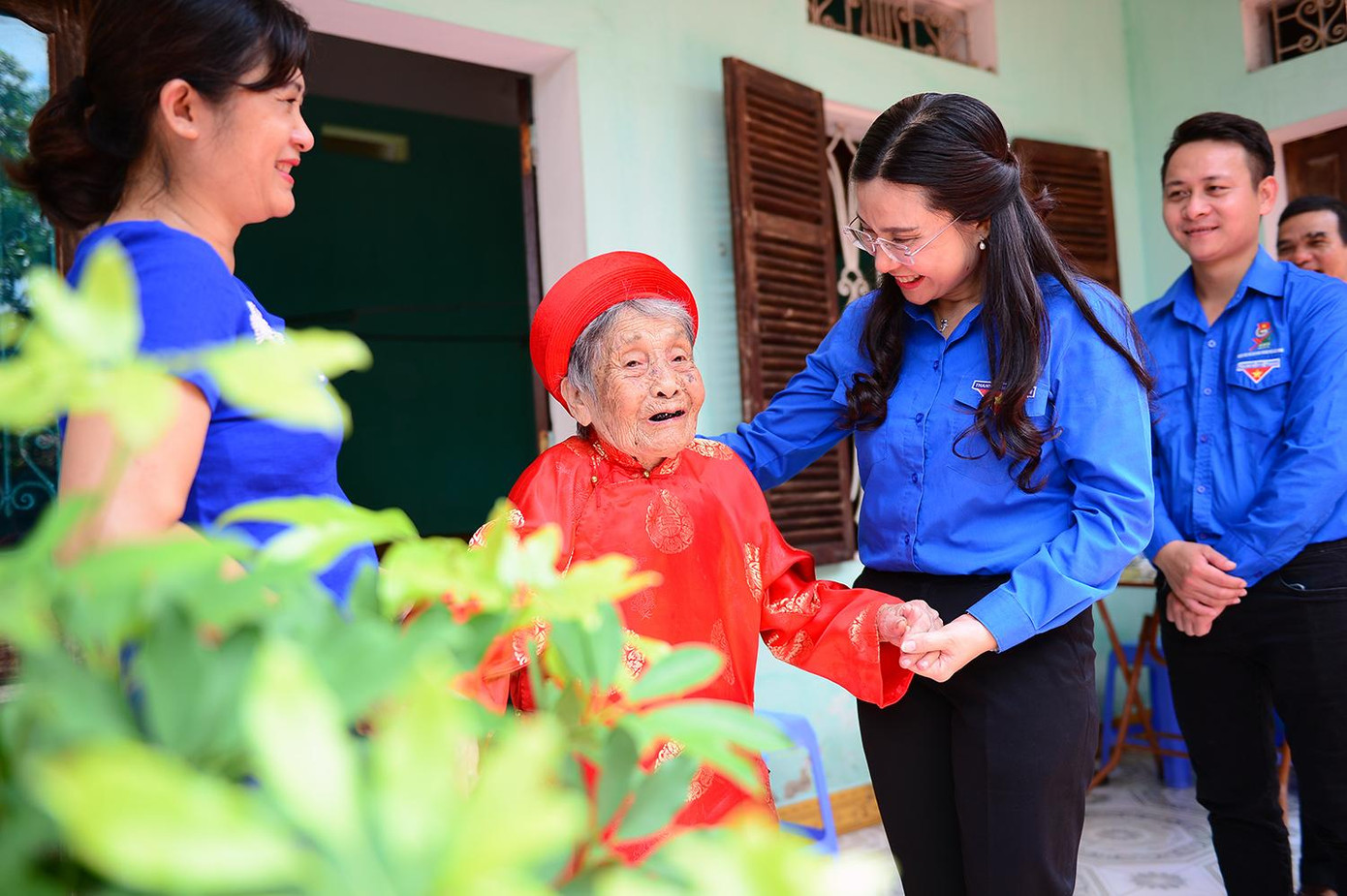 Chị Nguyễn Phạm Duy Trang – Bí thư T.Ư Đoàn, Chủ tịch Hội đồng đội T.Ư đã tới thăm hỏi, tặng quà cho Mẹ Việt Nam anh hùng Nguyễn Thị Ngần (Cô Mễ, Vũ Ninh, TP. Bắc Ninh, tỉnh Bắc Ninh).