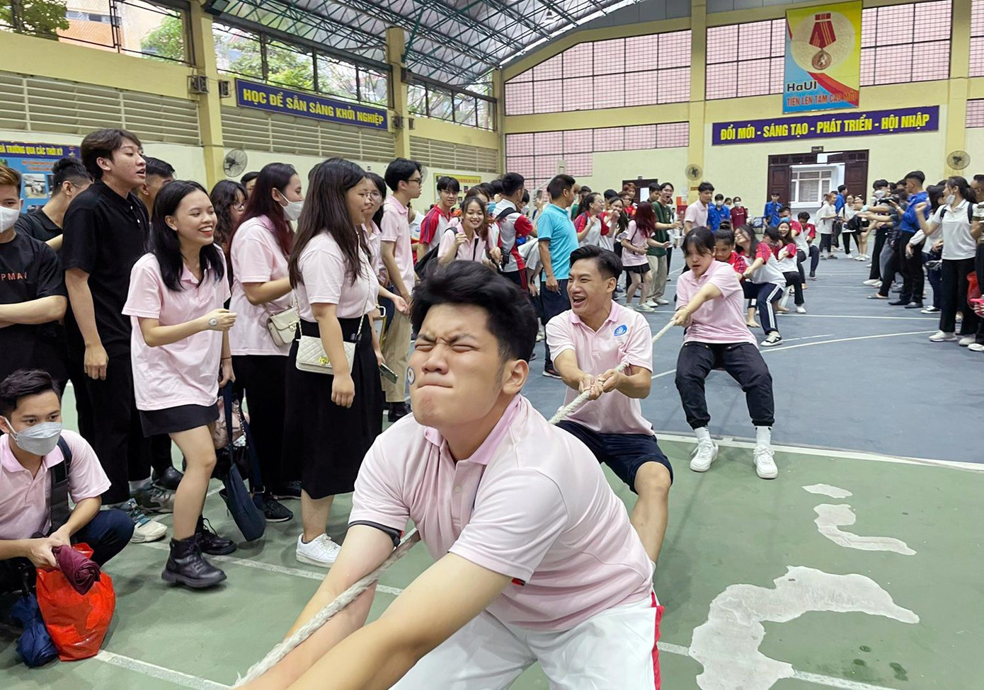 Hội khỏe Sinh viên Thủ đô 2022, với nhiều nội dung thi đấu như: điền kinh, kéo co, bật xa, chạy tiếp sức... đã thu hút gần 1.500 sinh viên các trường đại học, cao đẳng, học viện trên địa bàn thành phố tham gia.