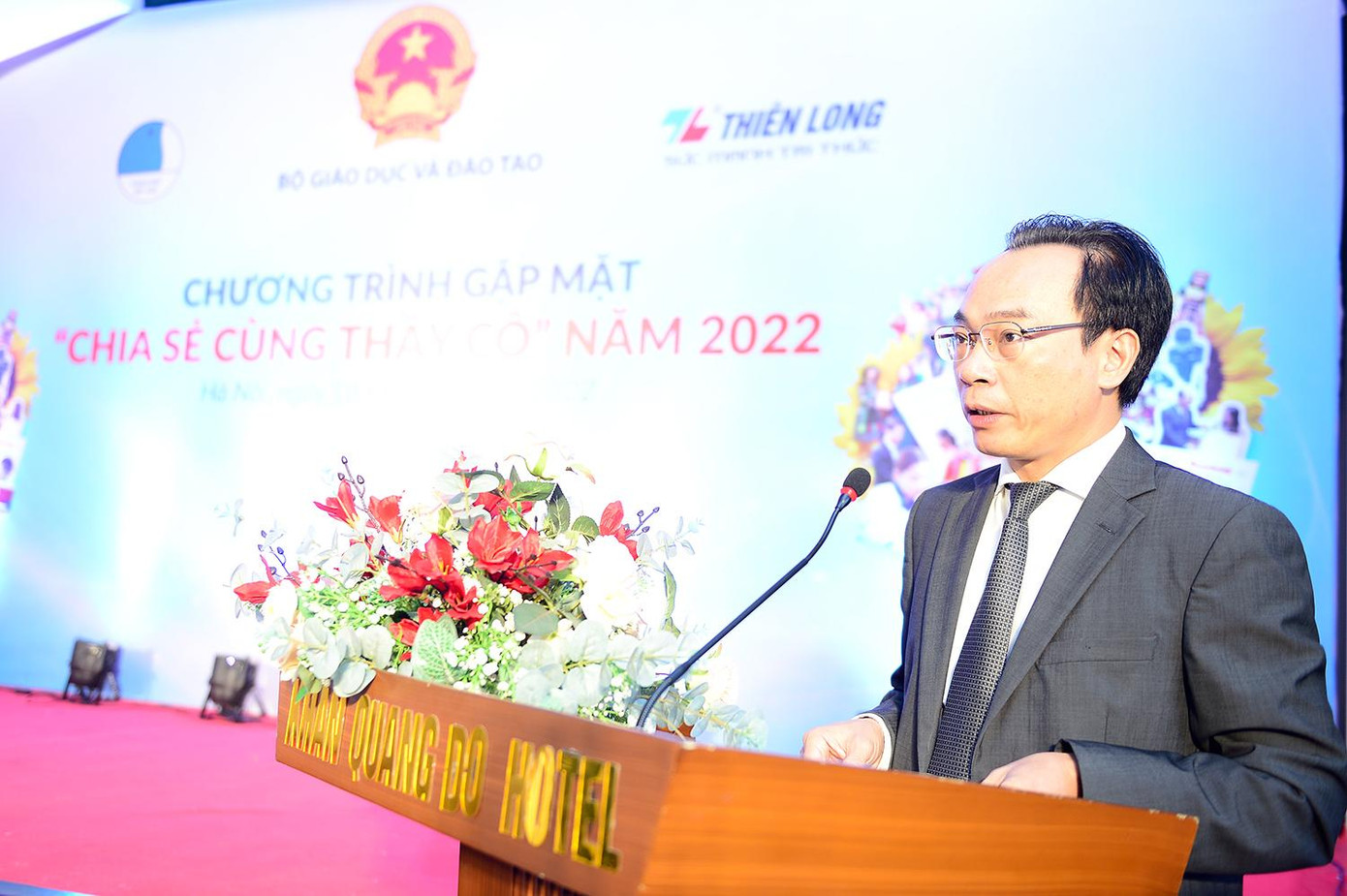 Thứ trưởng Bộ GD - ĐT Hoàng Minh Sơn phát biểu, chia sẻ với các thầy, cô giáo. Ảnh: DƯƠNG TRIỀU Thứ trưởng Bộ GD - ĐT Hoàng Minh Sơn phát biểu, chia sẻ với các thầy, cô giáo. Ảnh: DƯƠNG TRIỀU