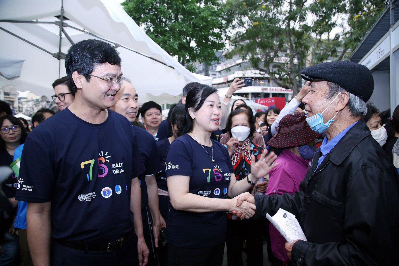 Bộ trưởng Bộ Y tế Đào Hồng Lan và Bí thư thứ nhất T.Ư Đoàn Bùi Quang Huy thăm hỏi sức khỏe bà con nhân dân. Bộ trưởng Bộ Y tế Đào Hồng Lan và Bí thư thứ nhất T.Ư Đoàn Bùi Quang Huy thăm hỏi sức khỏe bà con nhân dân.