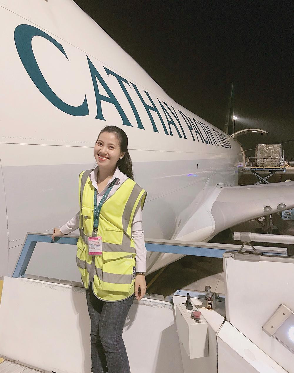 Người đẹp đến từ Quảng Nam còn xuất sắc giành được 3 học bổng tại Học viện gồm: Học bổng thường niên dành cho sinh viên Giỏi và Xuất sắc với GPA trên 3.2/4.0; học bổng mỗi kì dành cho Top sinh viên điểm học tập và rèn luyện cao nhất mỗi khoa và mỗi khoá và học bổng danh giá nhất của học viện - Học bổng du học Hè tại ĐH Hàng không vũ trụ Hàn Quốc.