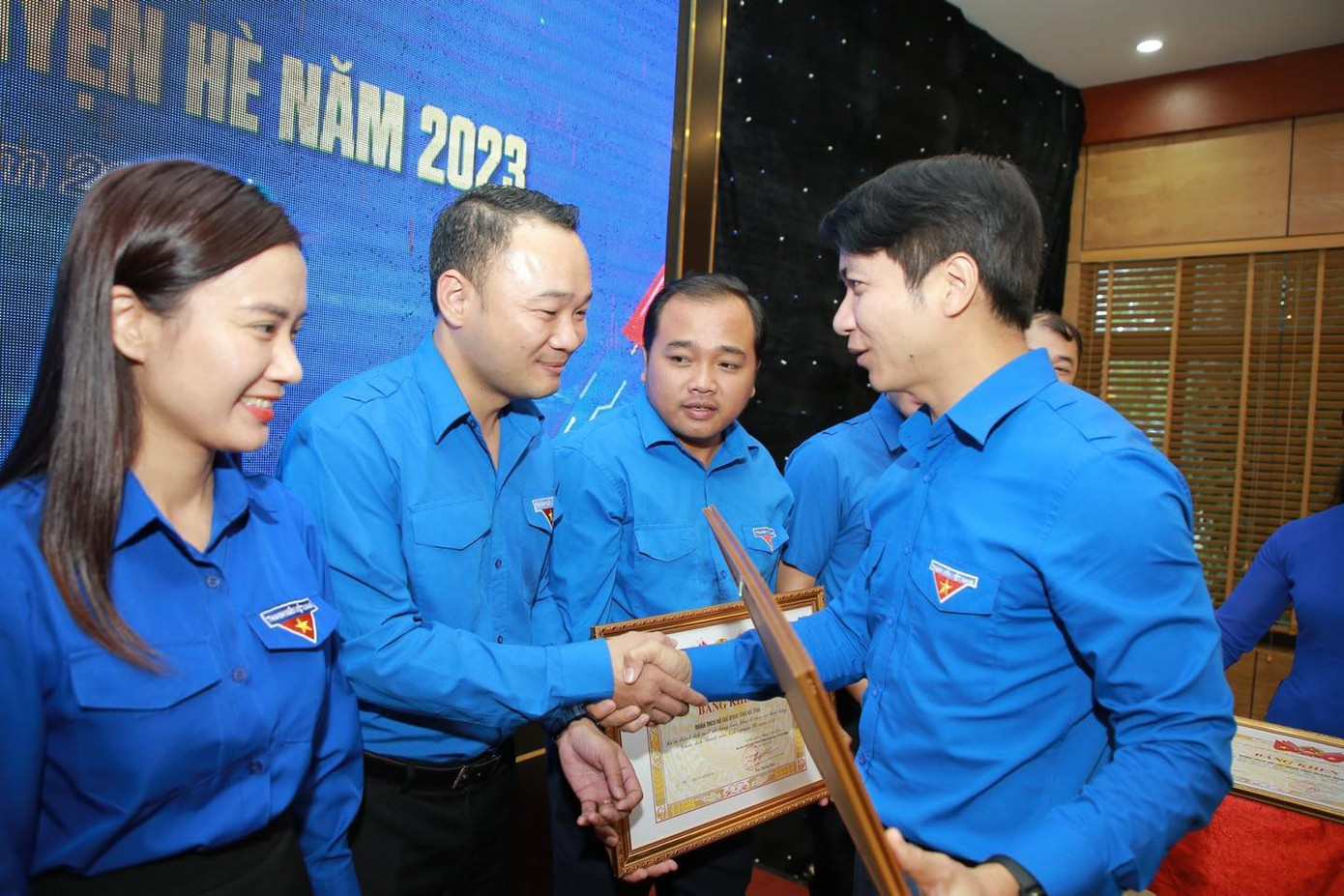 Anh Nguyễn Ngọc Lương - Bí thư thường trực T.Ư Đoàn, Chủ tịch T.Ư Hội LHTN Việt Nam, Trưởng Ban Chỉ đạo Chiến dịch Thanh niên tình nguyện Hè năm 2023 tặng Bằng khen.