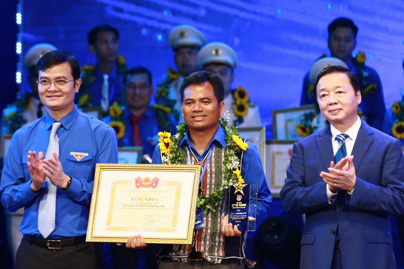 100 cán bộ Đoàn vinh dự được nhận Giải thưởng Lý Tự Trọng năm 2024. 100 cán bộ Đoàn vinh dự được nhận Giải thưởng Lý Tự Trọng năm 2024.