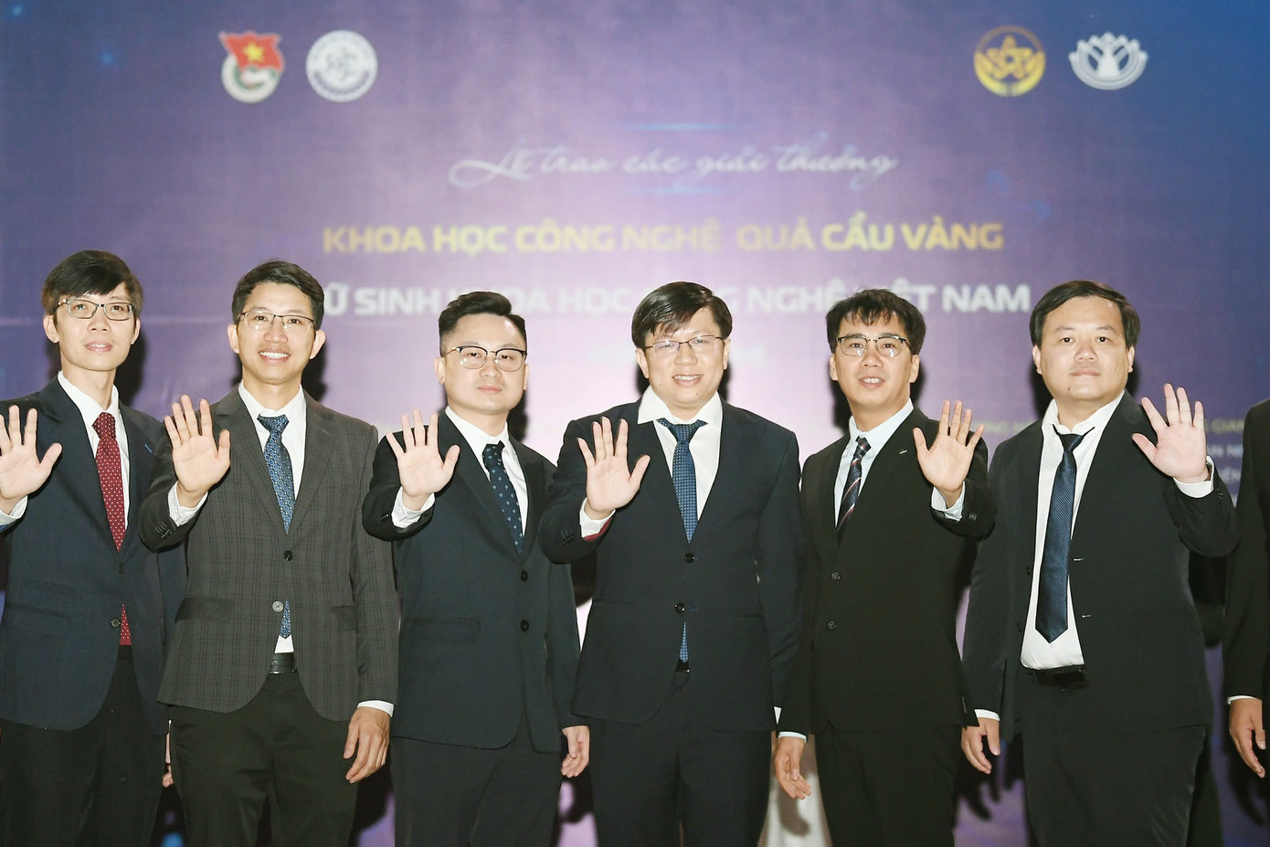 TS Lê Kim Hùng cùng các gương mặt giành Giải thưởng Quả Cầu Vàng năm 2024. Ảnh: DƯƠNG TRIỀU