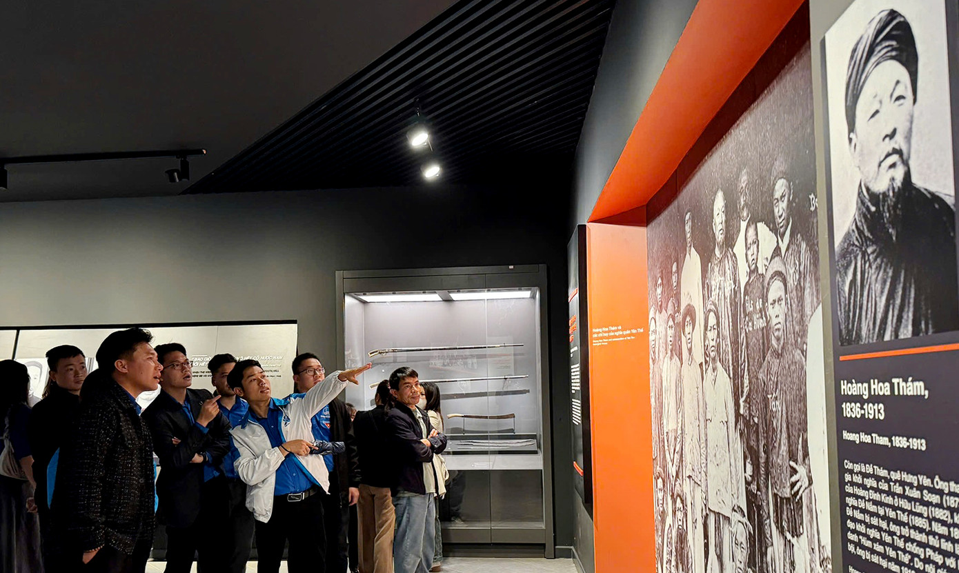 Sinh viên ĐHQG Hà Nội hăng hái tham gia tìm hiểu lịch sử tại các địa chỉ đỏ. Sinh viên ĐHQG Hà Nội hăng hái tham gia tìm hiểu lịch sử tại các địa chỉ đỏ.