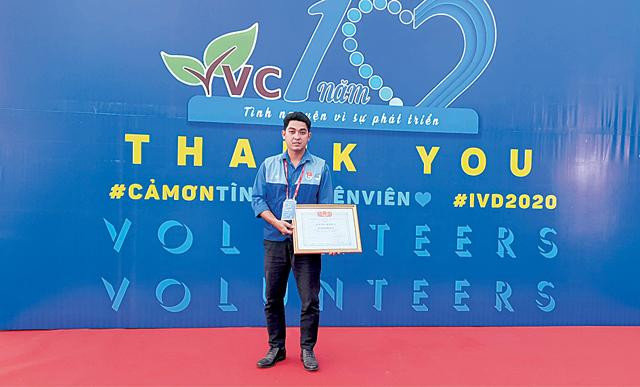 Anh Chung Trương Công Hậu nhận Bằng khen T.Ư Hội LHTN Việt Nam.