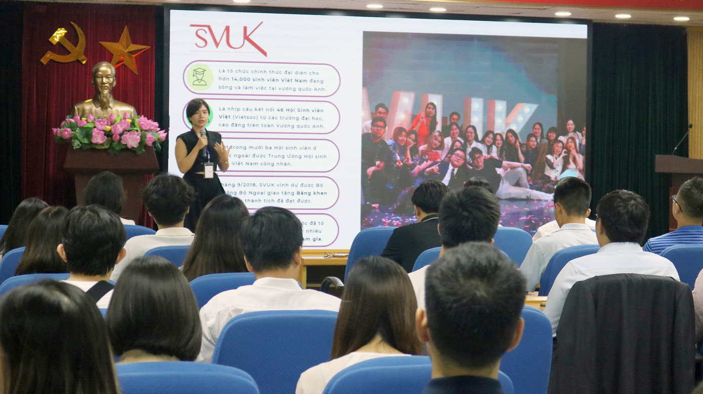 Chị Hà Phương Anh - Chủ tịch Hội Sinh viên Việt Nam tại Vương quốc Anh, chia sẻ tại chương trình.