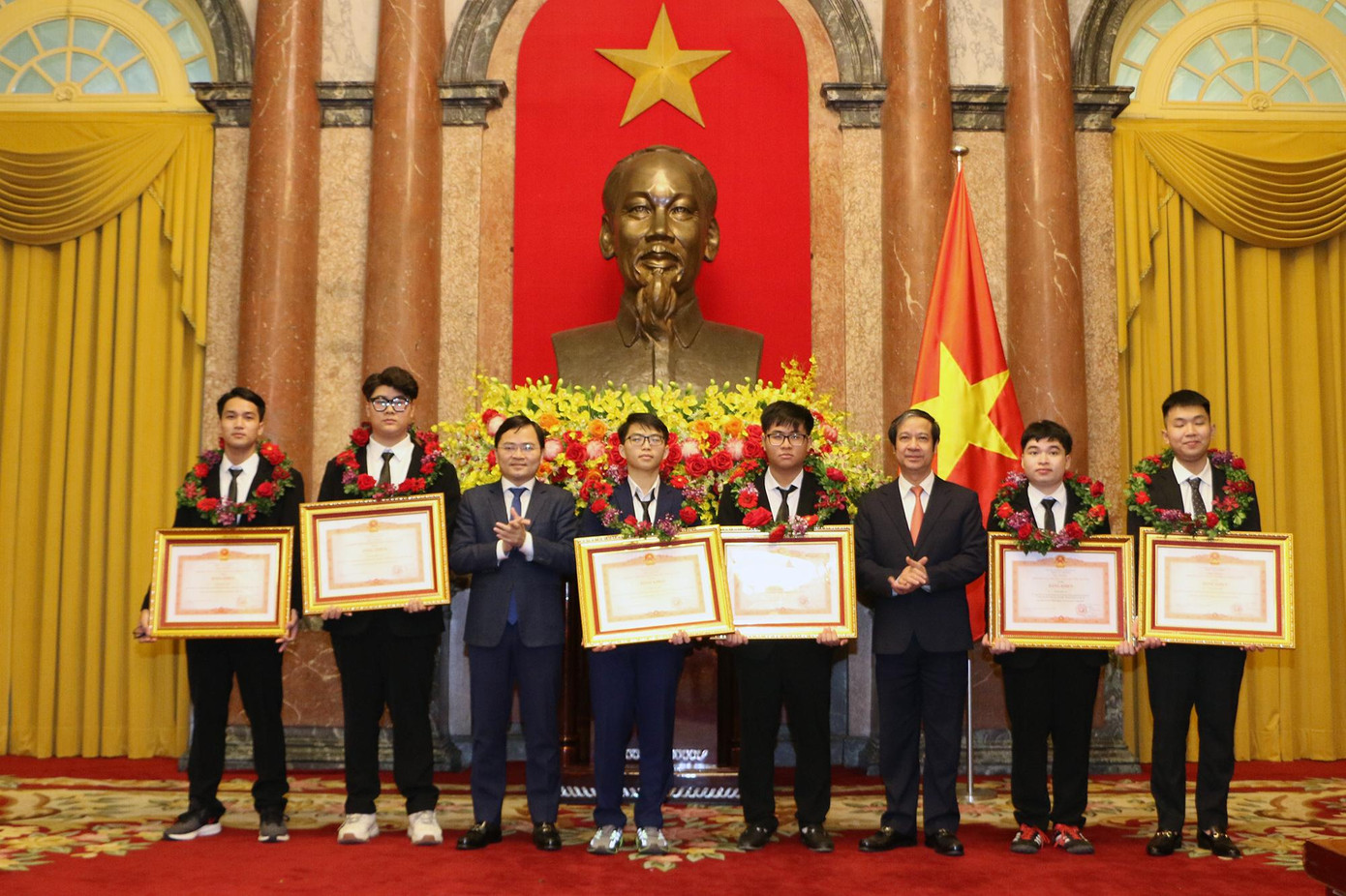 Bộ trưởng Bộ GD - ĐT Nguyễn Kim Sơn và Bí thư thứ nhất T.Ư Đoàn Nguyễn Anh Tuấn trao Bằng khen của Thủ tướng Chính phủ cho các học sinh đoạt giải. Bộ trưởng Bộ GD - ĐT Nguyễn Kim Sơn và Bí thư thứ nhất T.Ư Đoàn Nguyễn Anh Tuấn trao Bằng khen của Thủ tướng Chính phủ cho các học sinh đoạt giải.