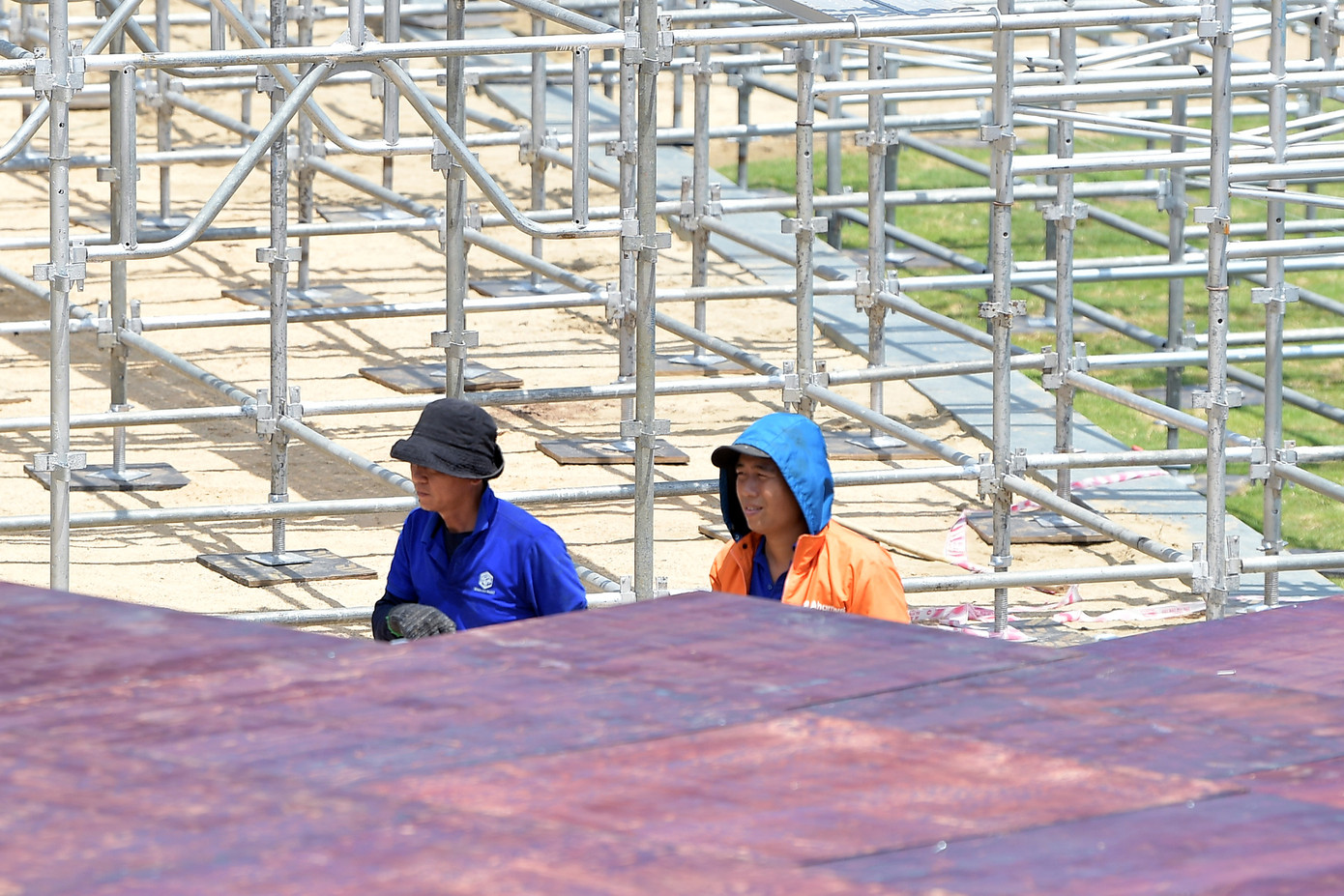 “Thi công trên mặt nước phức tạp hơn rất nhiều so với sân khấu đất liền. Từ việc neo đậu đến hệ thống điện, âm thanh, ánh sáng đều cần tính toán kỹ lưỡng. Nhưng bù lại, đây sẽ là không gian trình diễn đặc biệt chưa từng có”, một kỹ sư trong đội ngũ thi công chia sẻ.