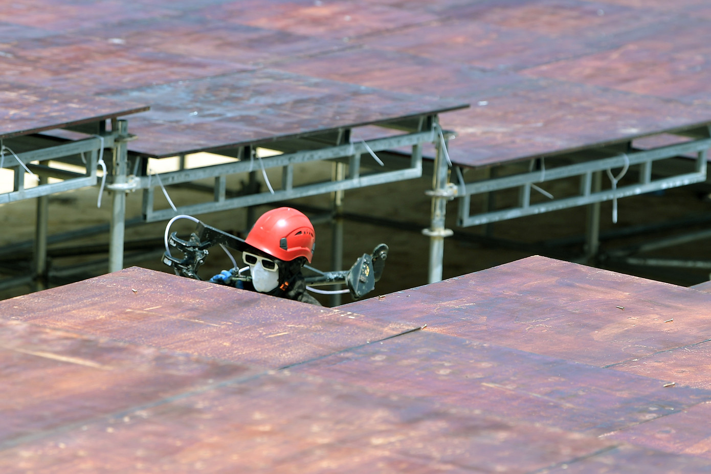 Không chỉ sân khấu chính, khu vực khán đài với quy mô gần 6.000 chỗ ngồi cũng đang được lắp ráp khẩn trương.