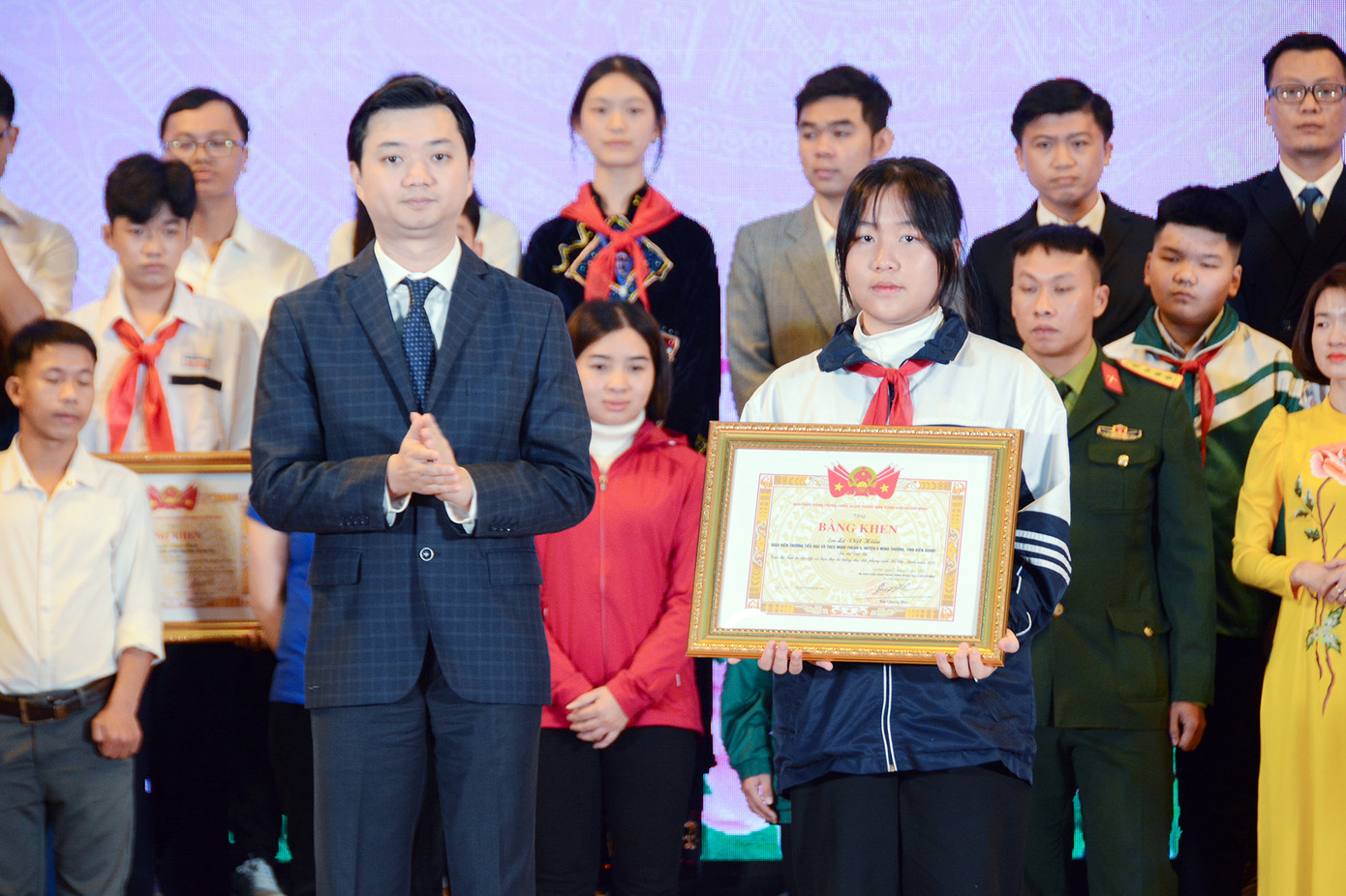 Bí thư T.Ư Đoàn, Chủ tịch T.Ư Hội Sinh viên Việt Nam Nguyễn Minh Triết trao giải cho học sinh tham gia cuộc thi. Bí thư T.Ư Đoàn, Chủ tịch T.Ư Hội Sinh viên Việt Nam Nguyễn Minh Triết trao giải cho học sinh tham gia cuộc thi.