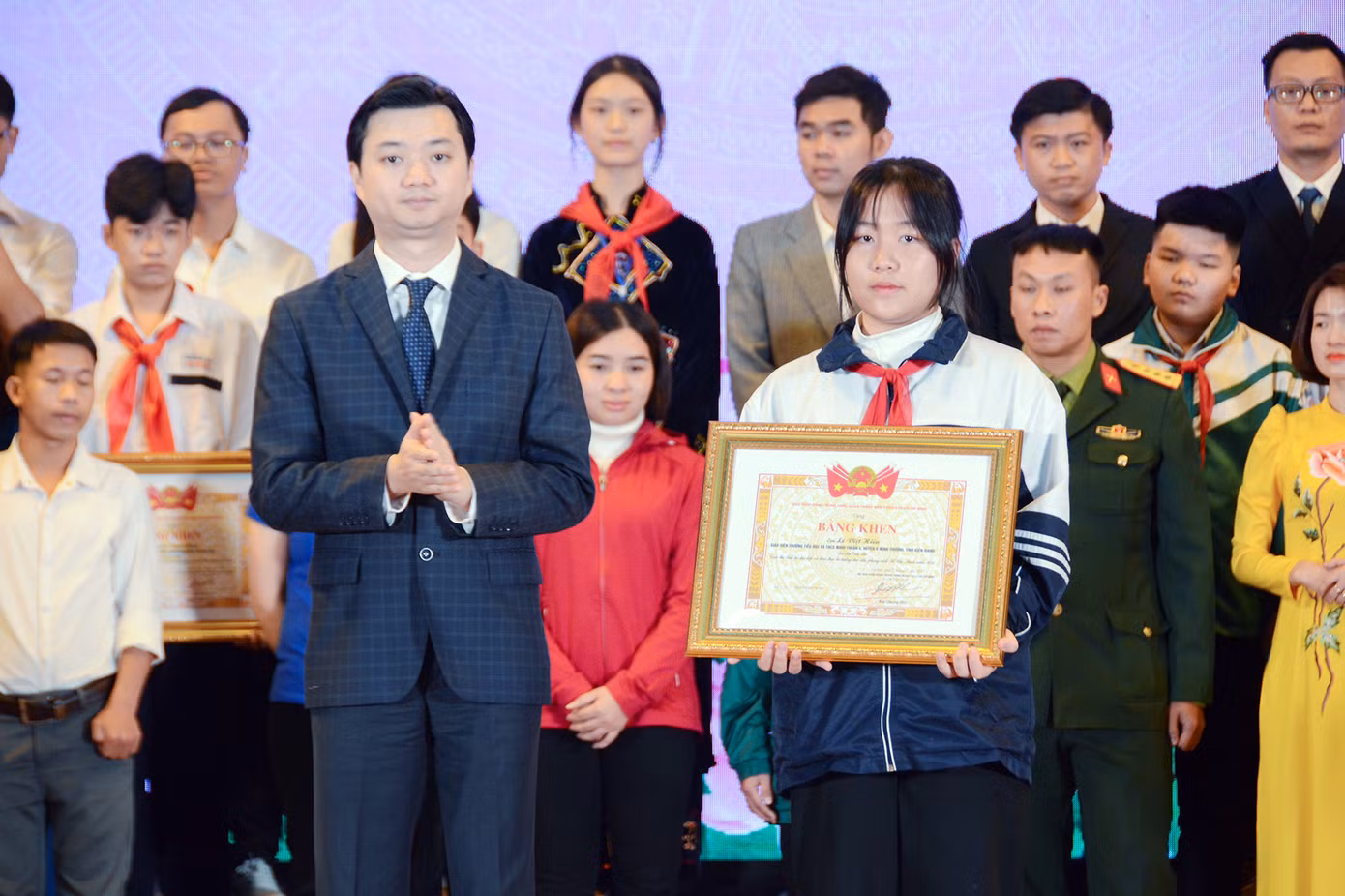 Bí thư T.Ư Đoàn, Chủ tịch T.Ư Hội Sinh viên Việt Nam Nguyễn Minh Triết trao giải cho học sinh tham gia cuộc thi.